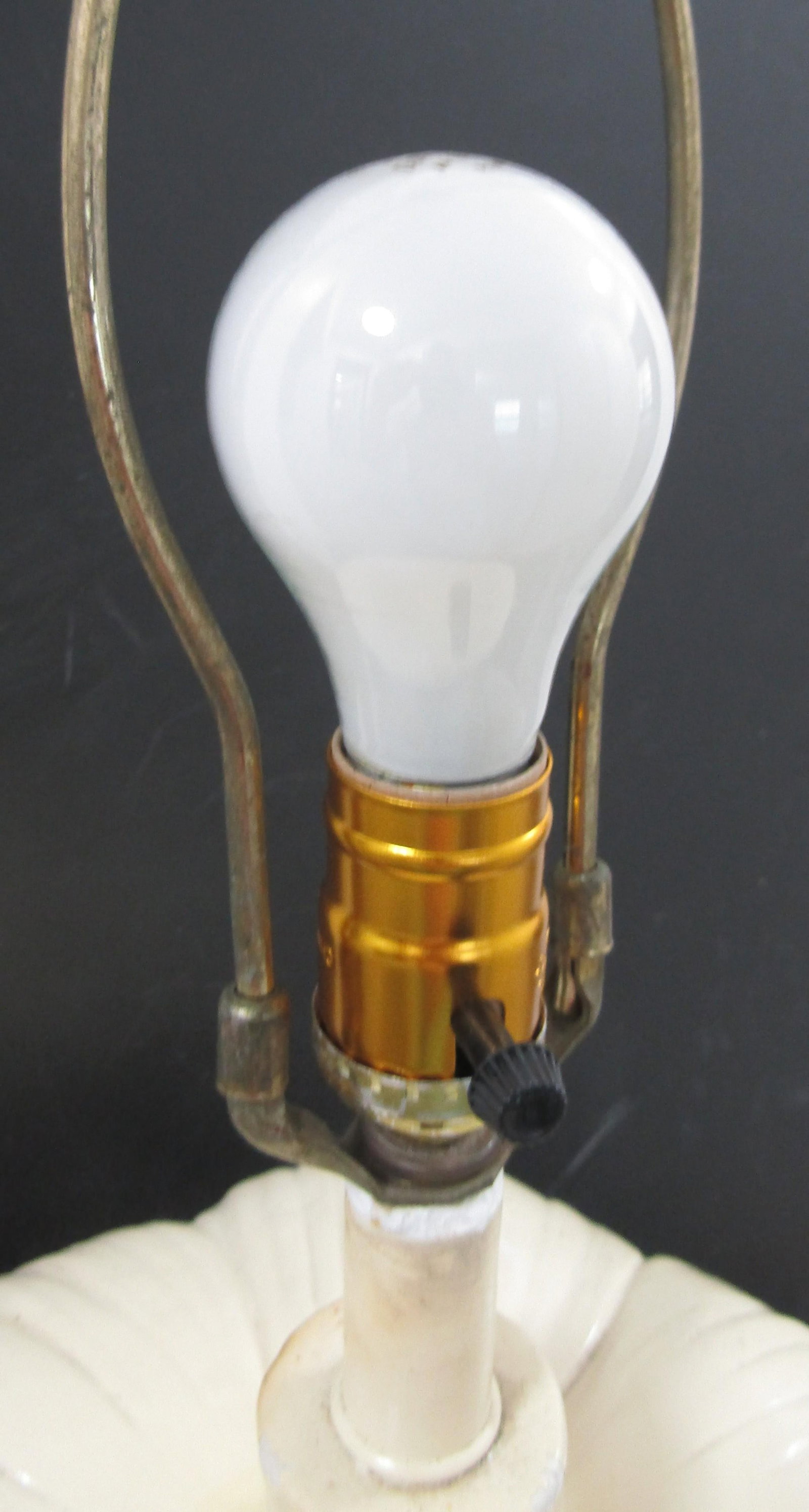 1960s Mid-Century Modern Large Sculptural White Artichoke Table Lamp - 12