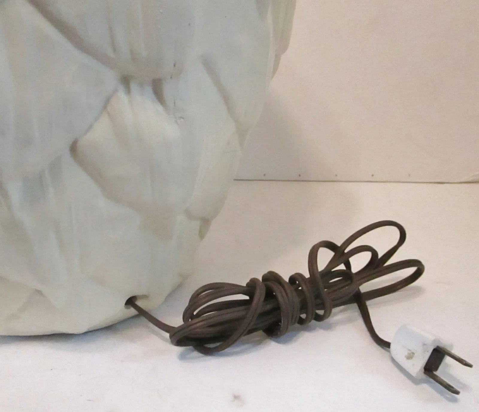 1960s Mid-Century Modern Large Sculptural White Artichoke Table Lamp - 7