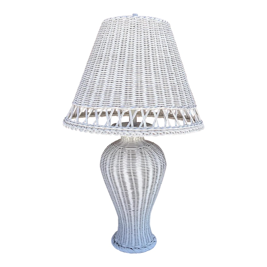 Vintage Boho Shabby Chic White Wicker Table Lamp With Shade: Vintage White Wicker Urn Table Lamp and Wicker Shade. Great Boho vibe. This is perfect for a girls room or teen room. Shabby chic as well. 20in h to socket and 26in h to finial 8in diameter 12in h x 1