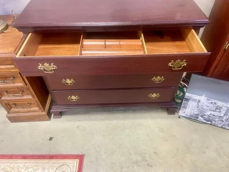 Kindel Grand Rapids Furniture Vintage Solid Mahogany Georgian Dresser - Late 20th Century - 7