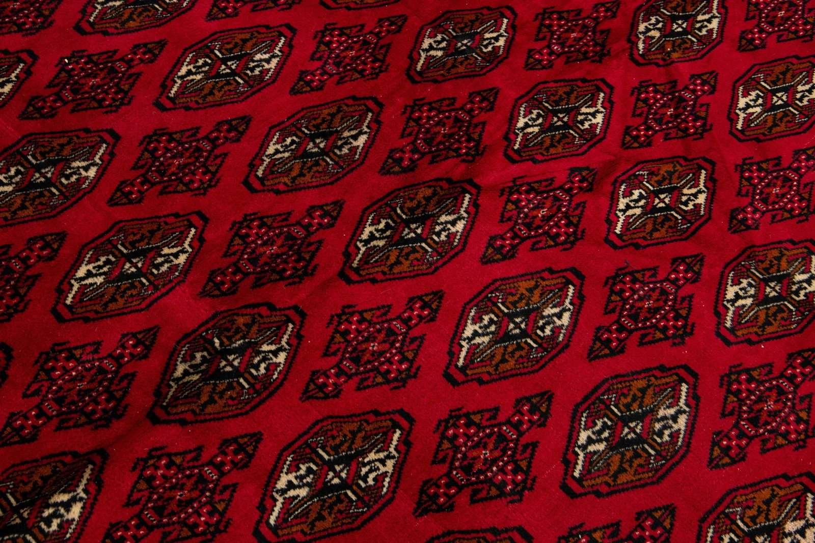 1960s Red 1960s Handmade Persian Wool Rug With Geometric Motif - 3