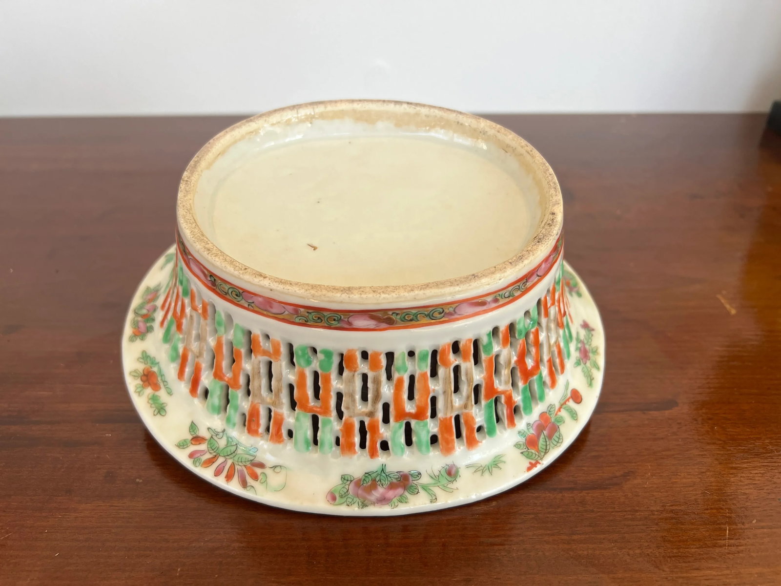 19th Century, Chinese Export Porcelain Famille Rose Medallion Chestnut Basket - 4
