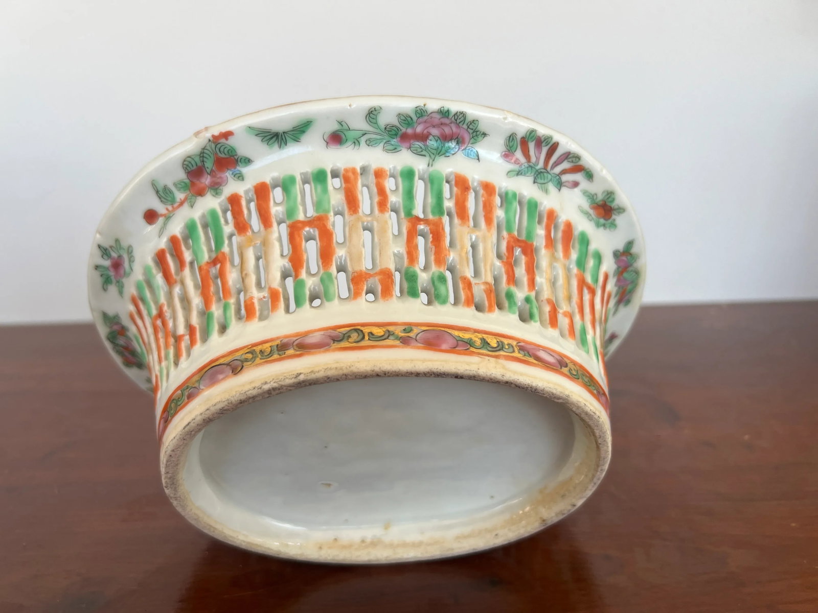19th Century, Chinese Export Porcelain Famille Rose Medallion Chestnut Basket - 5