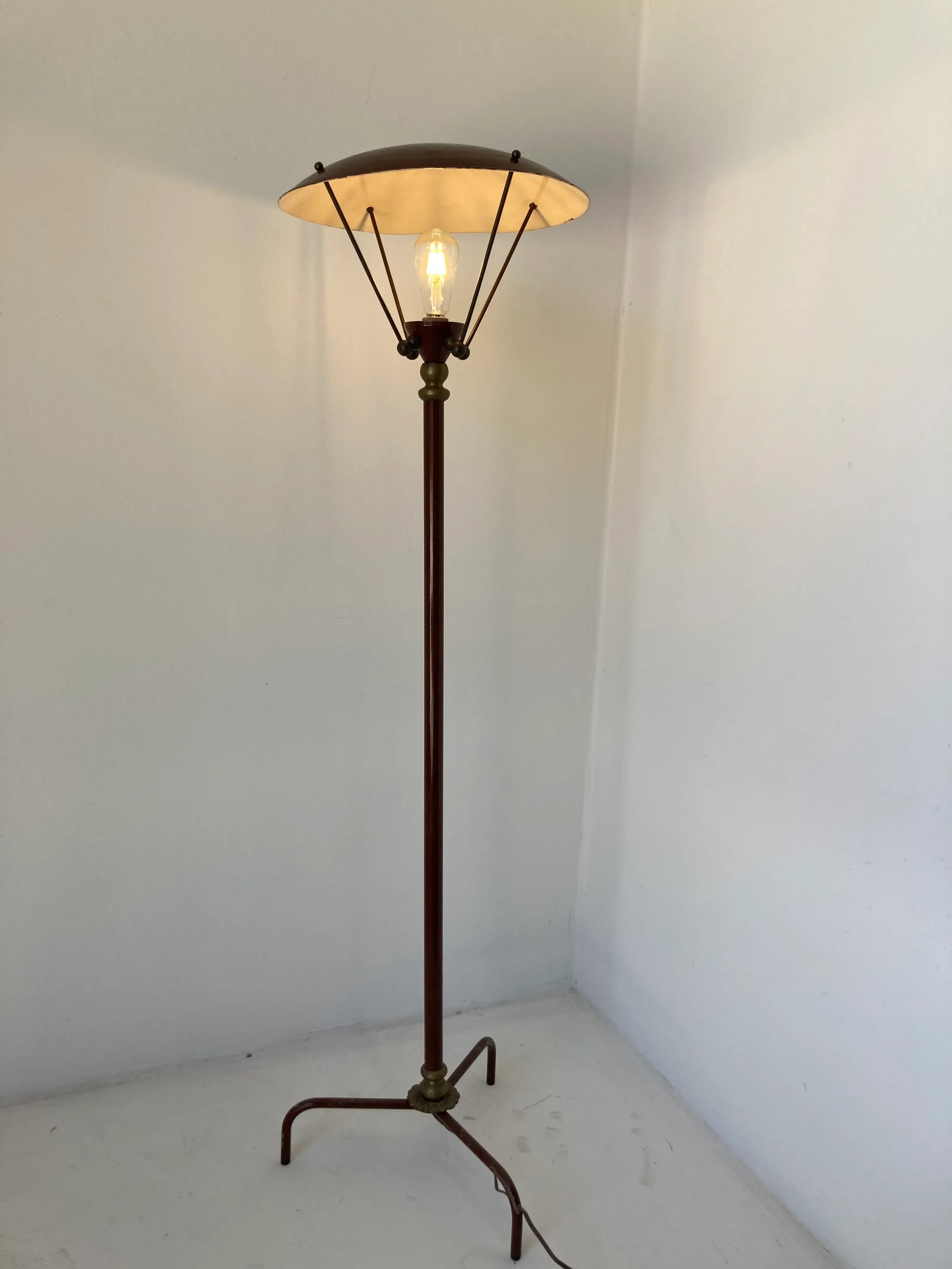 Sculptural Vintage French Tripod Floor Lamp Brown Enamel Shade, 1950s - 5
