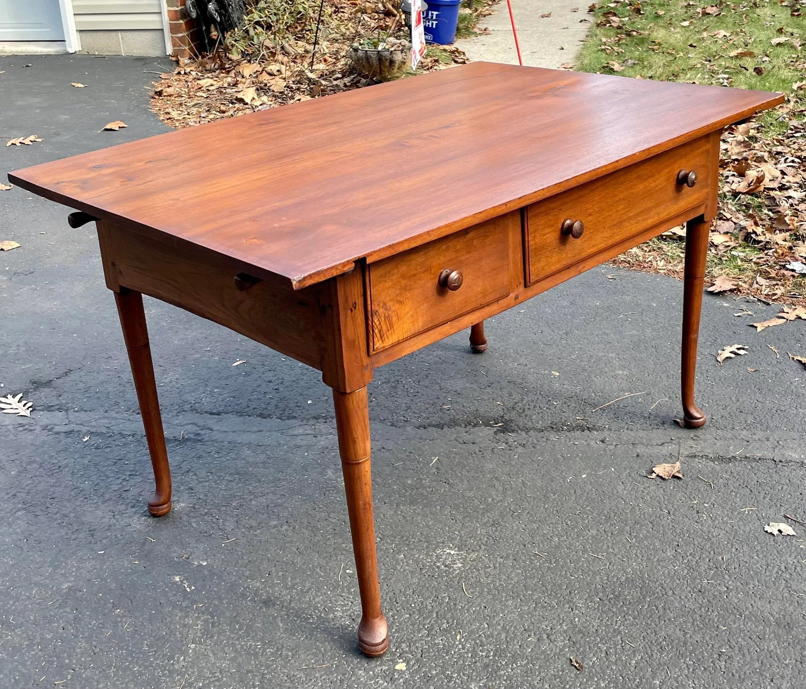Antique Tavern Table in Queen Anne Style of Pennsylvania Origin. - 2