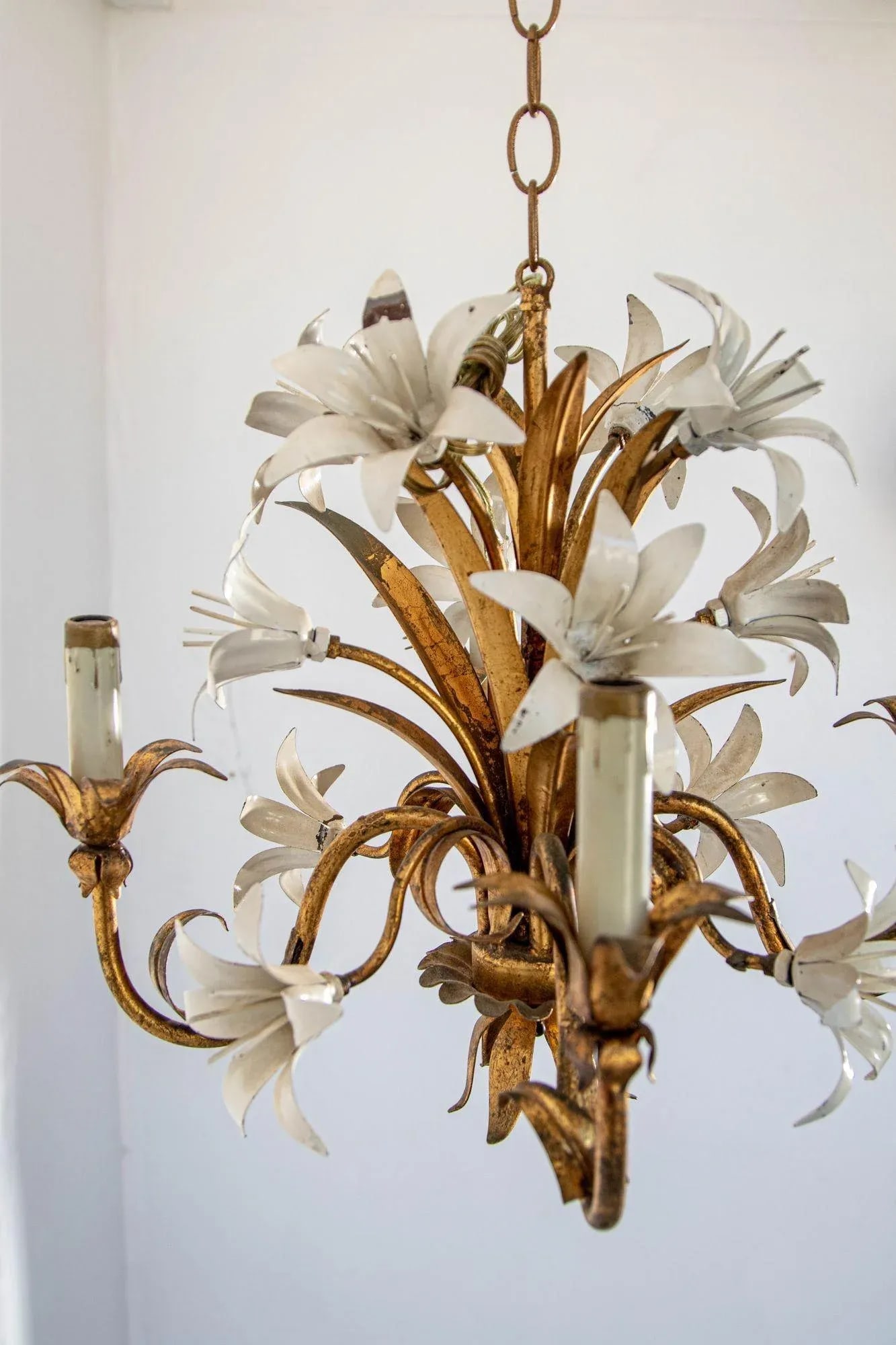 Hollywood Regency Gilt Metal Chandelier With White Lily Flowers - 10
