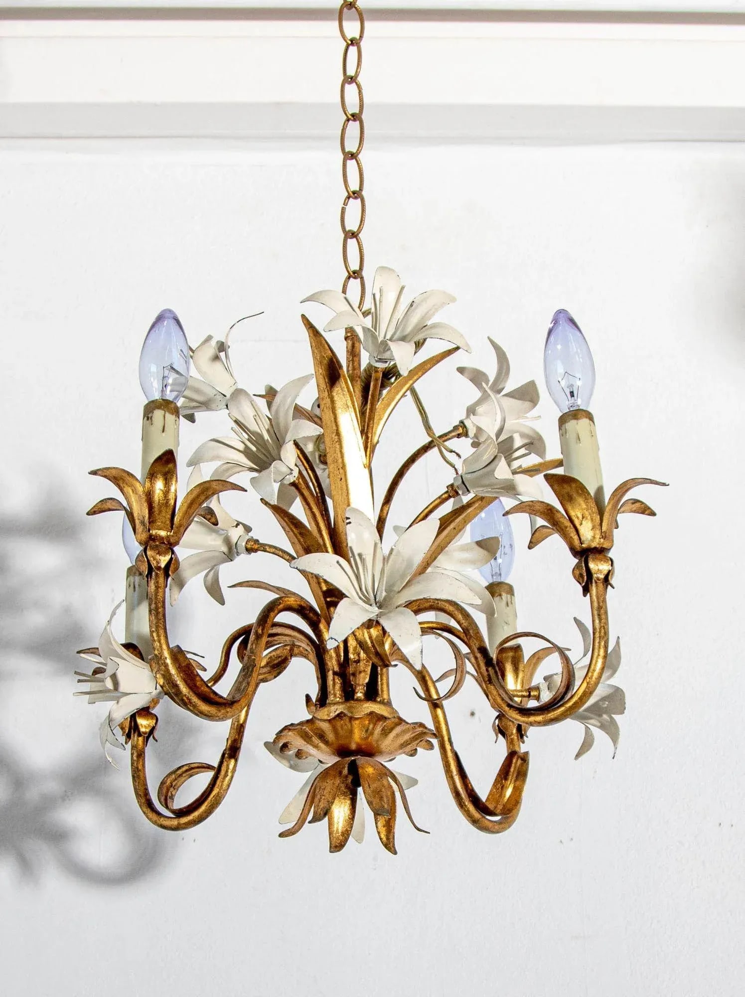 Hollywood Regency Gilt Metal Chandelier With White Lily Flowers - 3