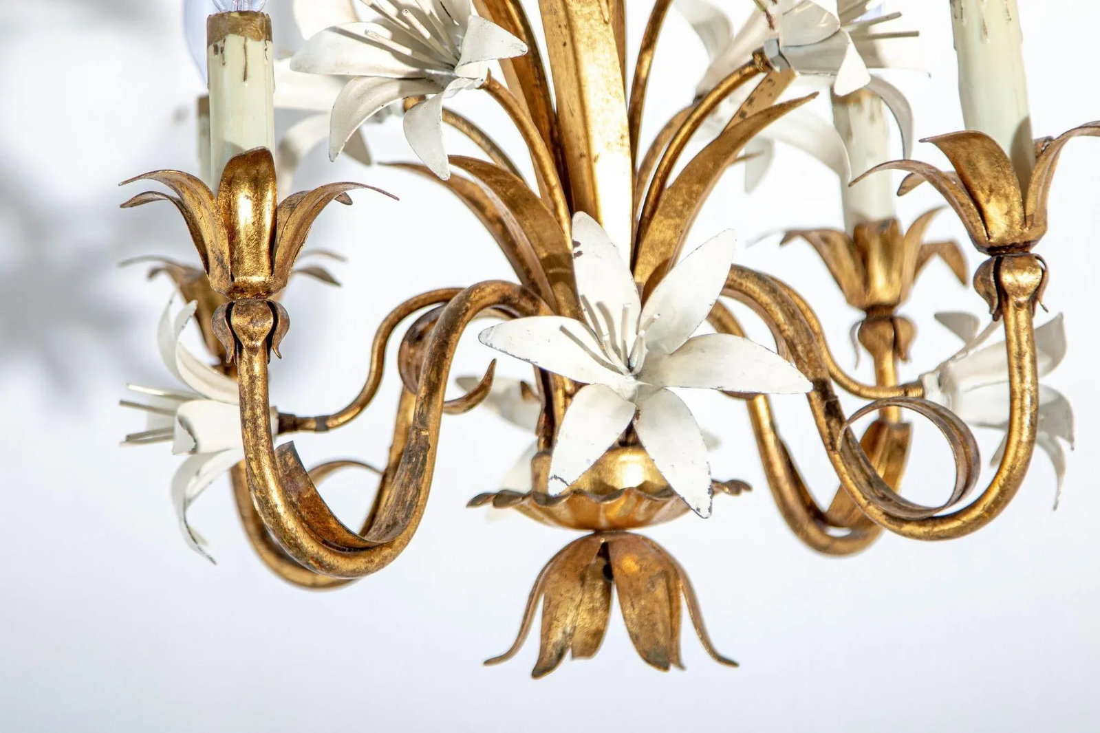 Hollywood Regency Gilt Metal Chandelier With White Lily Flowers - 7