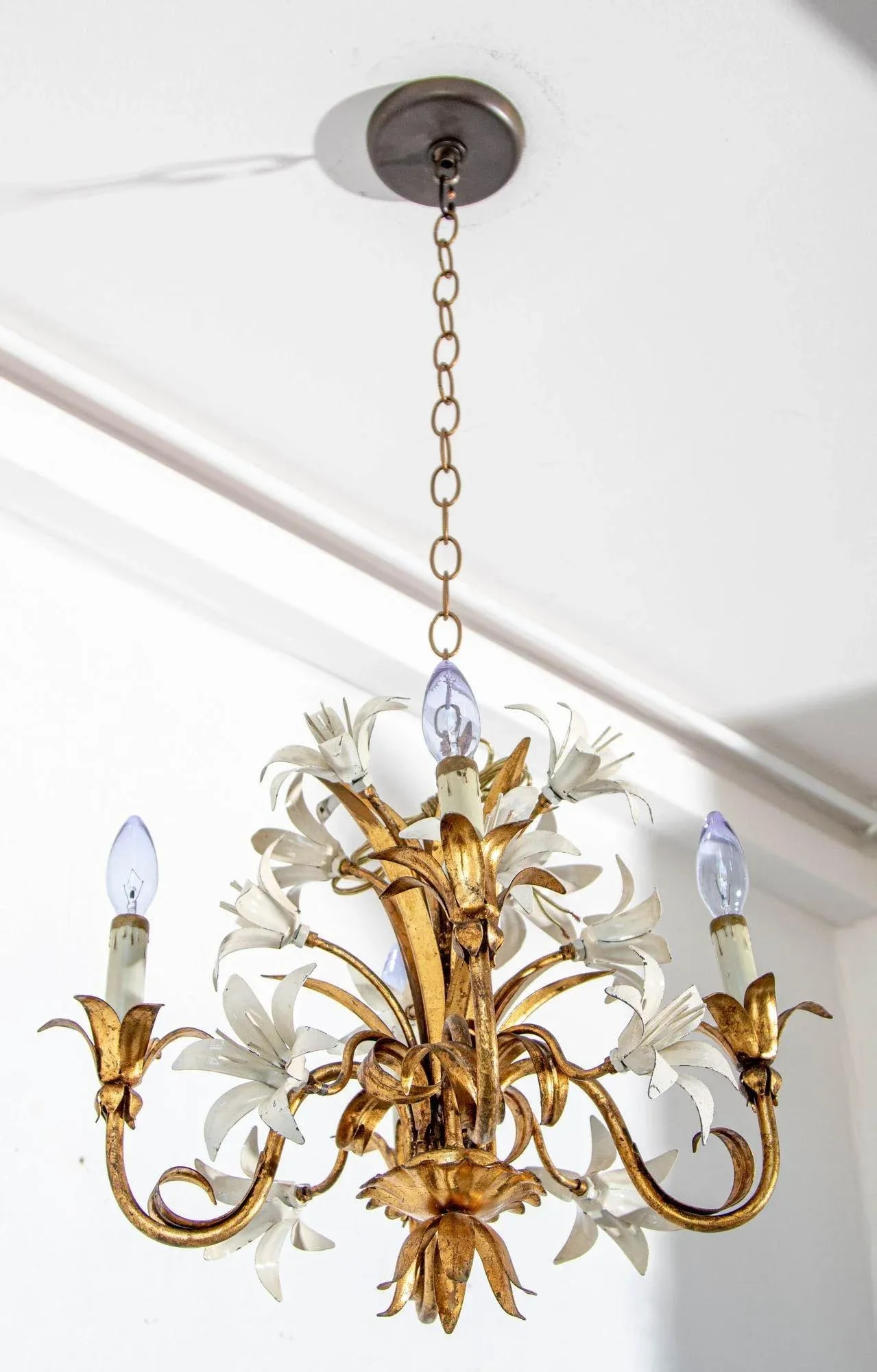 Hollywood Regency Gilt Metal Chandelier With White Lily Flowers - 8