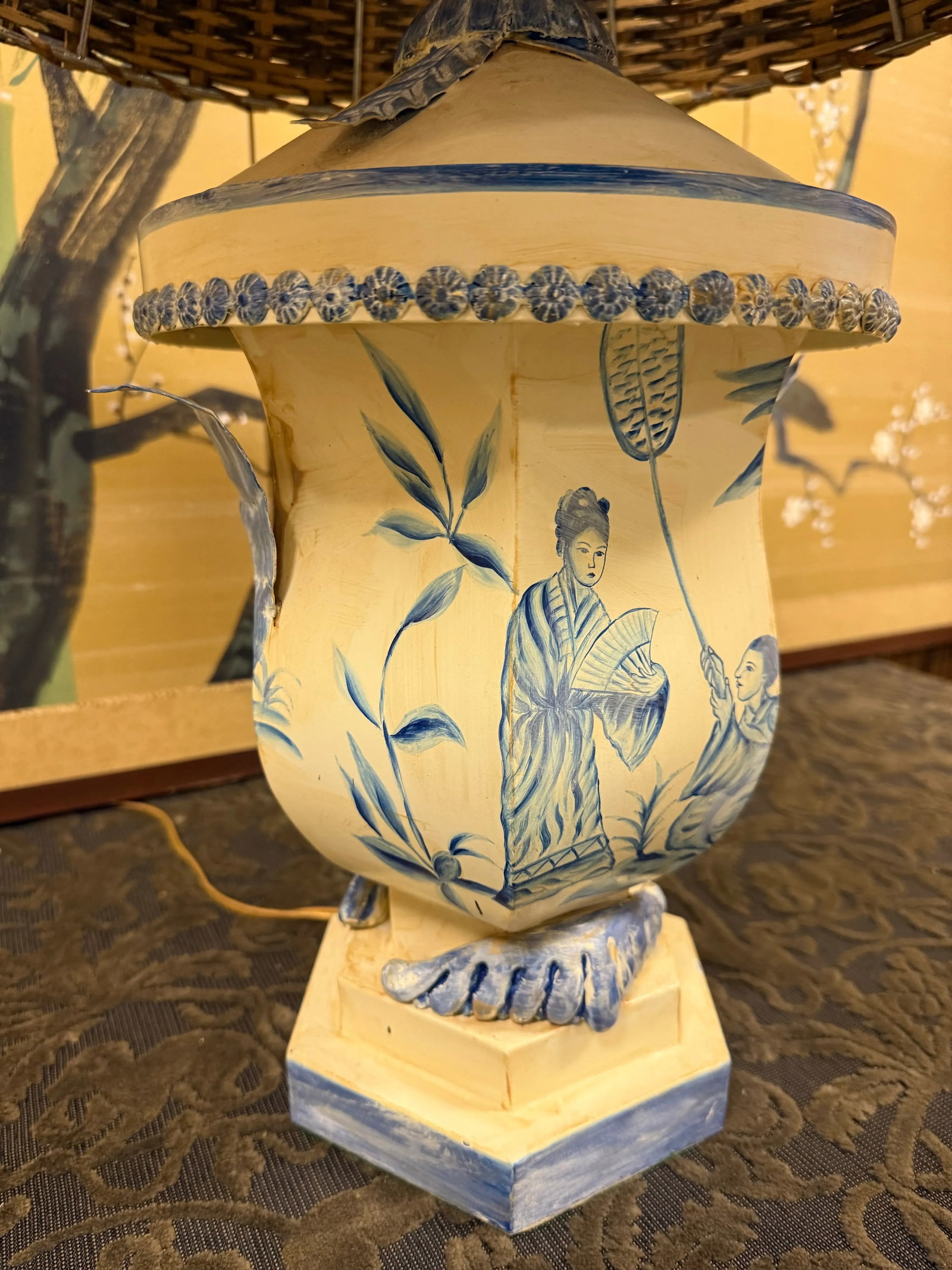 Vintage Chinoiserie Hand Painted Tole Table Lamp With Wicker Shade - 4