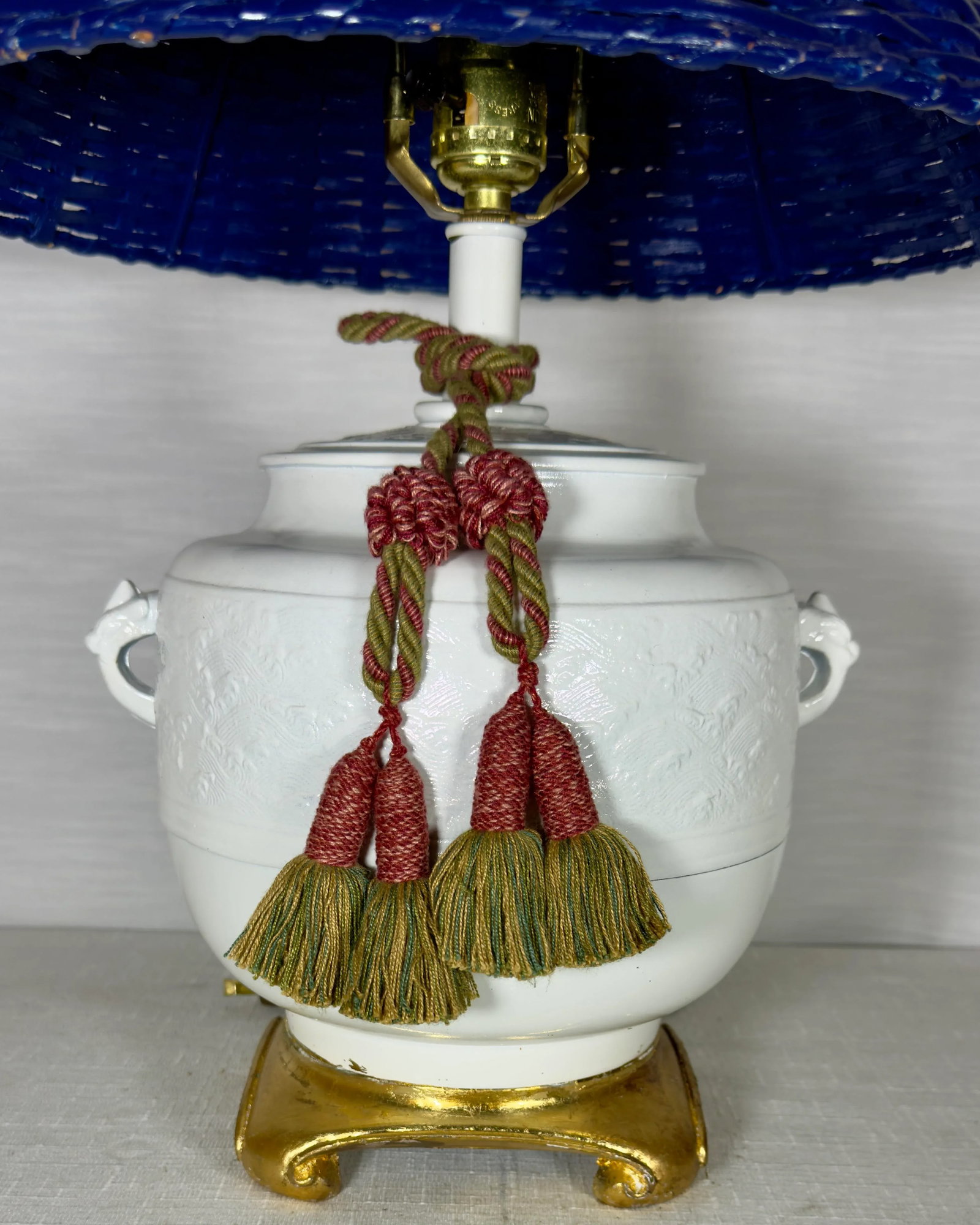 Vintage Chinoiserie White Ginger Jar Table Lamp With Navy Blue Wicker Shade - Newly Painted - 11