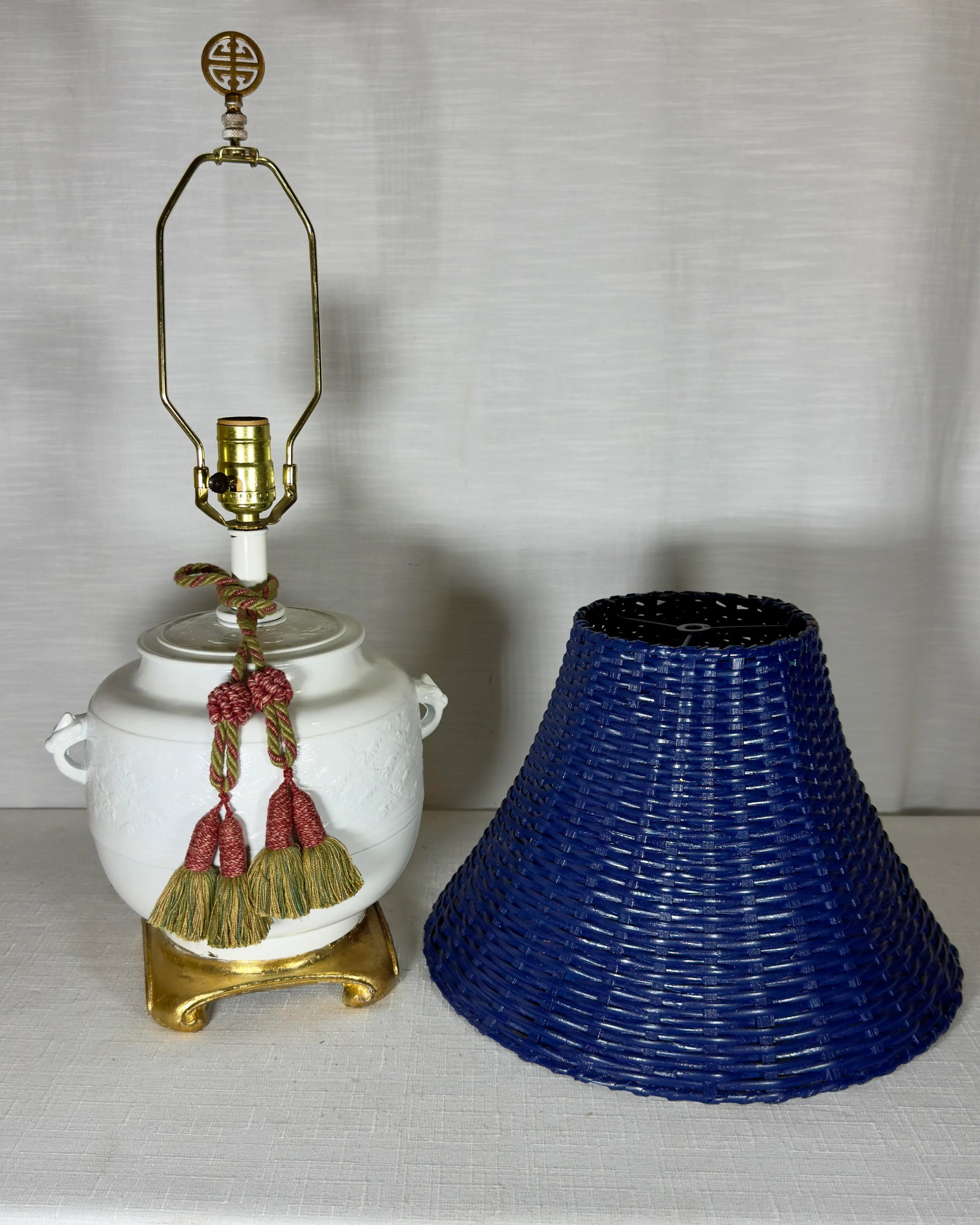Vintage Chinoiserie White Ginger Jar Table Lamp With Navy Blue Wicker Shade - Newly Painted - 3