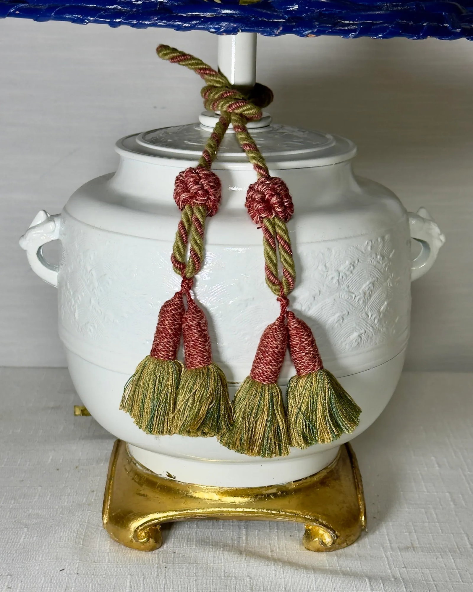 Vintage Chinoiserie White Ginger Jar Table Lamp With Navy Blue Wicker Shade - Newly Painted - 4