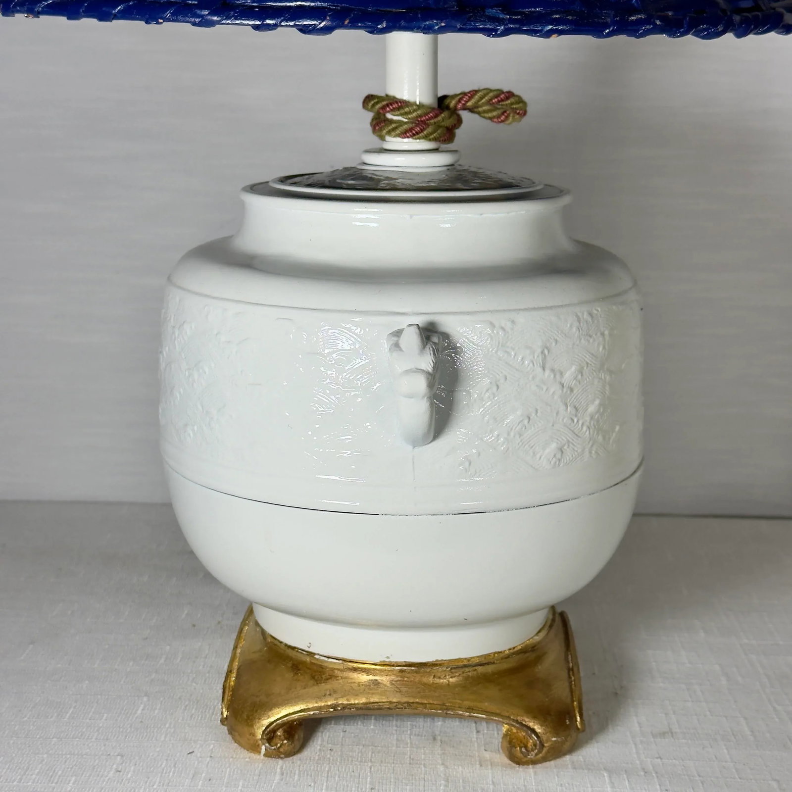 Vintage Chinoiserie White Ginger Jar Table Lamp With Navy Blue Wicker Shade - Newly Painted - 5