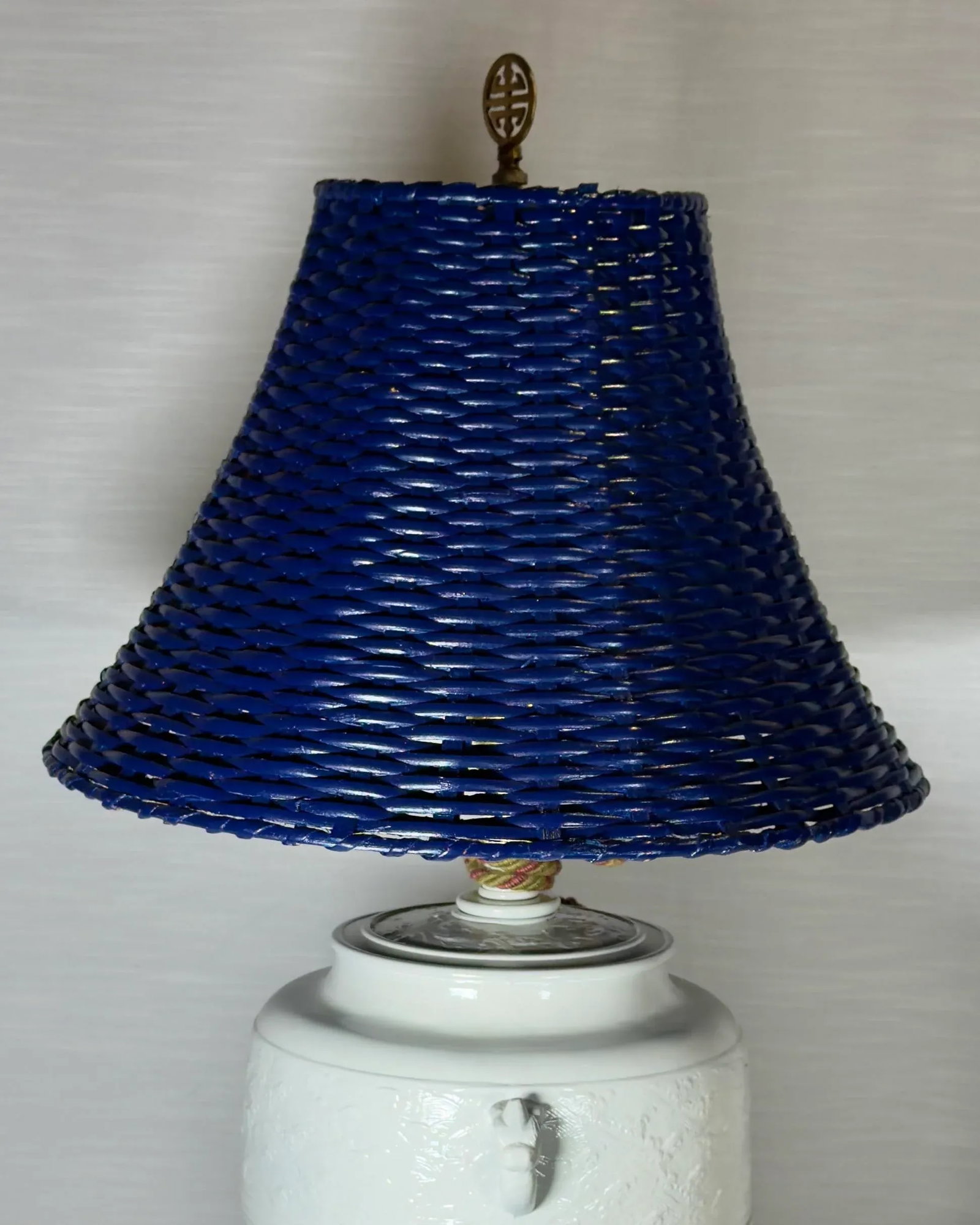 Vintage Chinoiserie White Ginger Jar Table Lamp With Navy Blue Wicker Shade - Newly Painted - 7