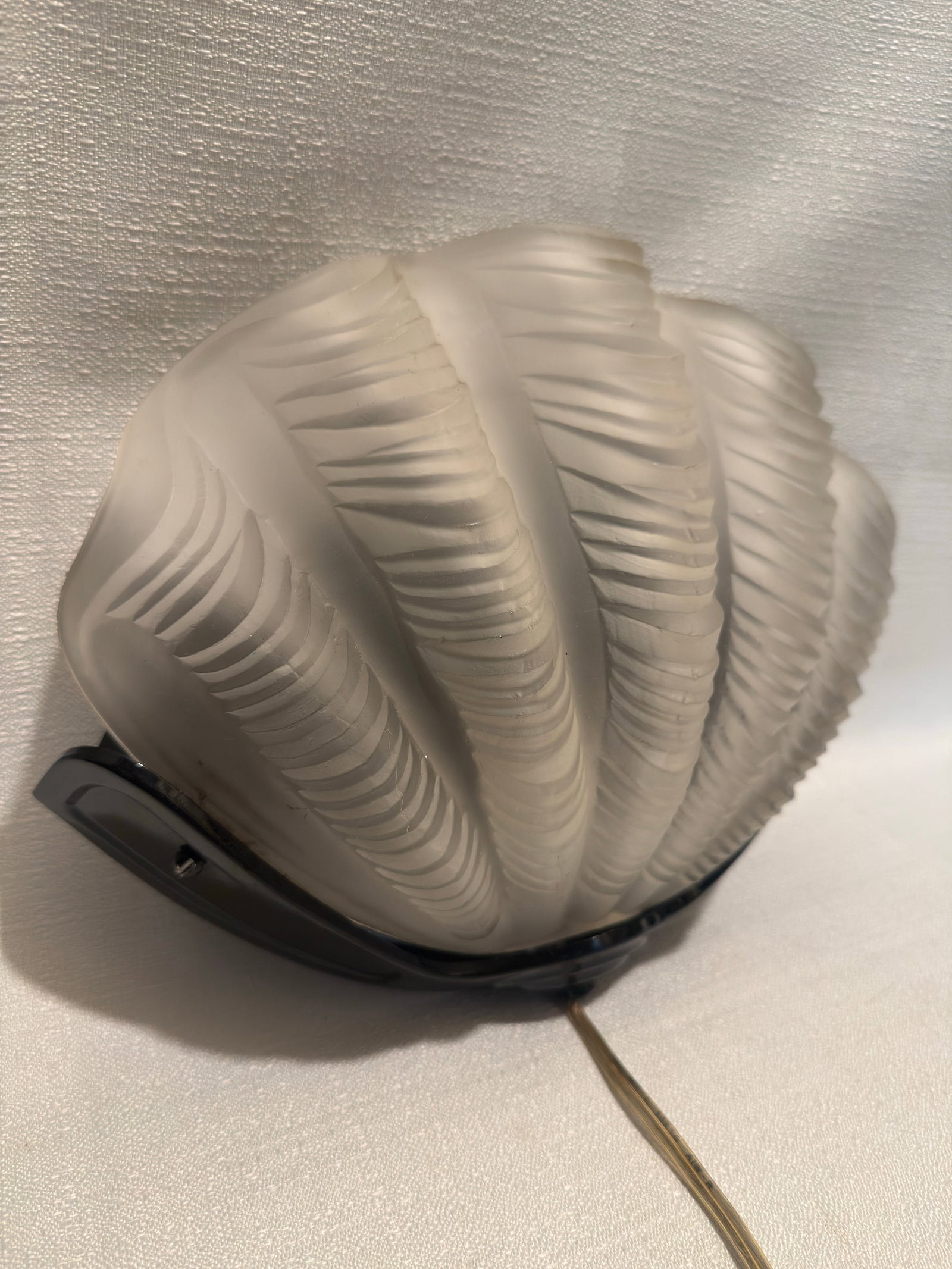 1980s Palm Beach Regency Rene Lalique Art Deco Style Frosted Glass Clamshell Sconce - - 2