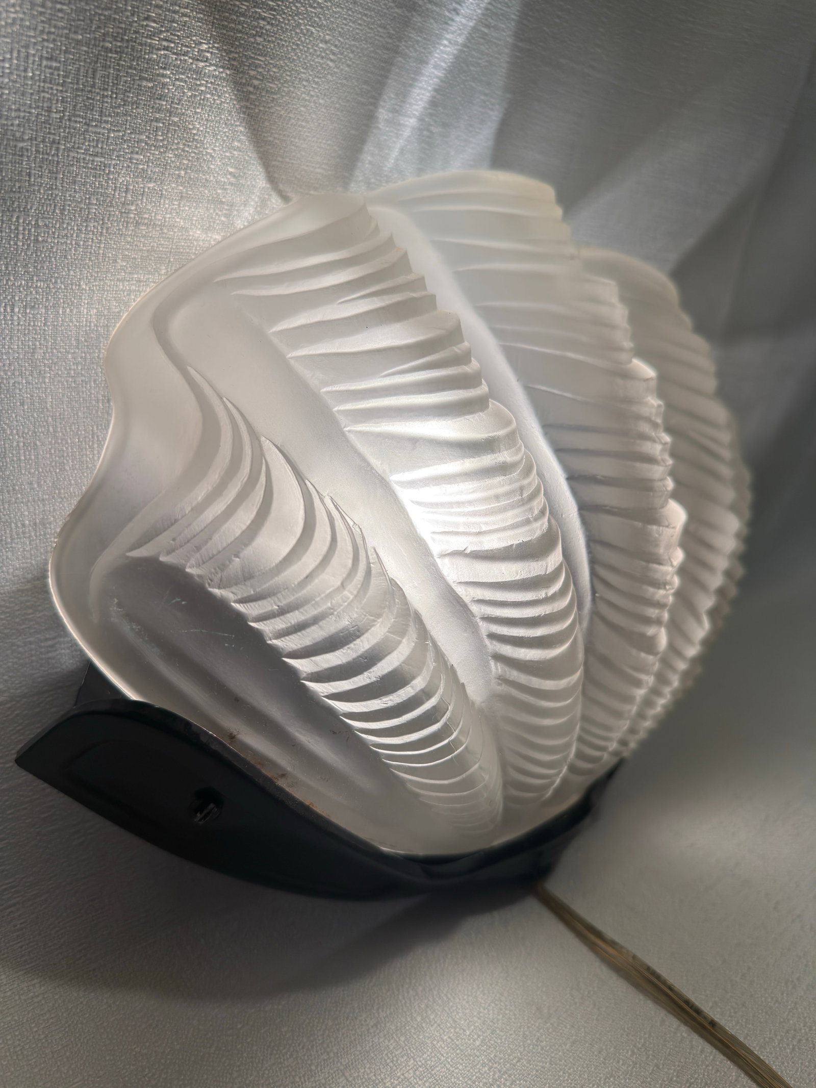 1980s Palm Beach Regency Rene Lalique Art Deco Style Frosted Glass Clamshell Sconce - - 3