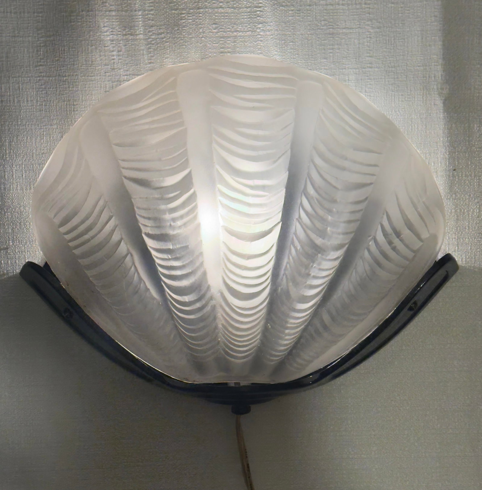 1980s Palm Beach Regency Rene Lalique Art Deco Style Frosted Glass Clamshell Sconce - - 4