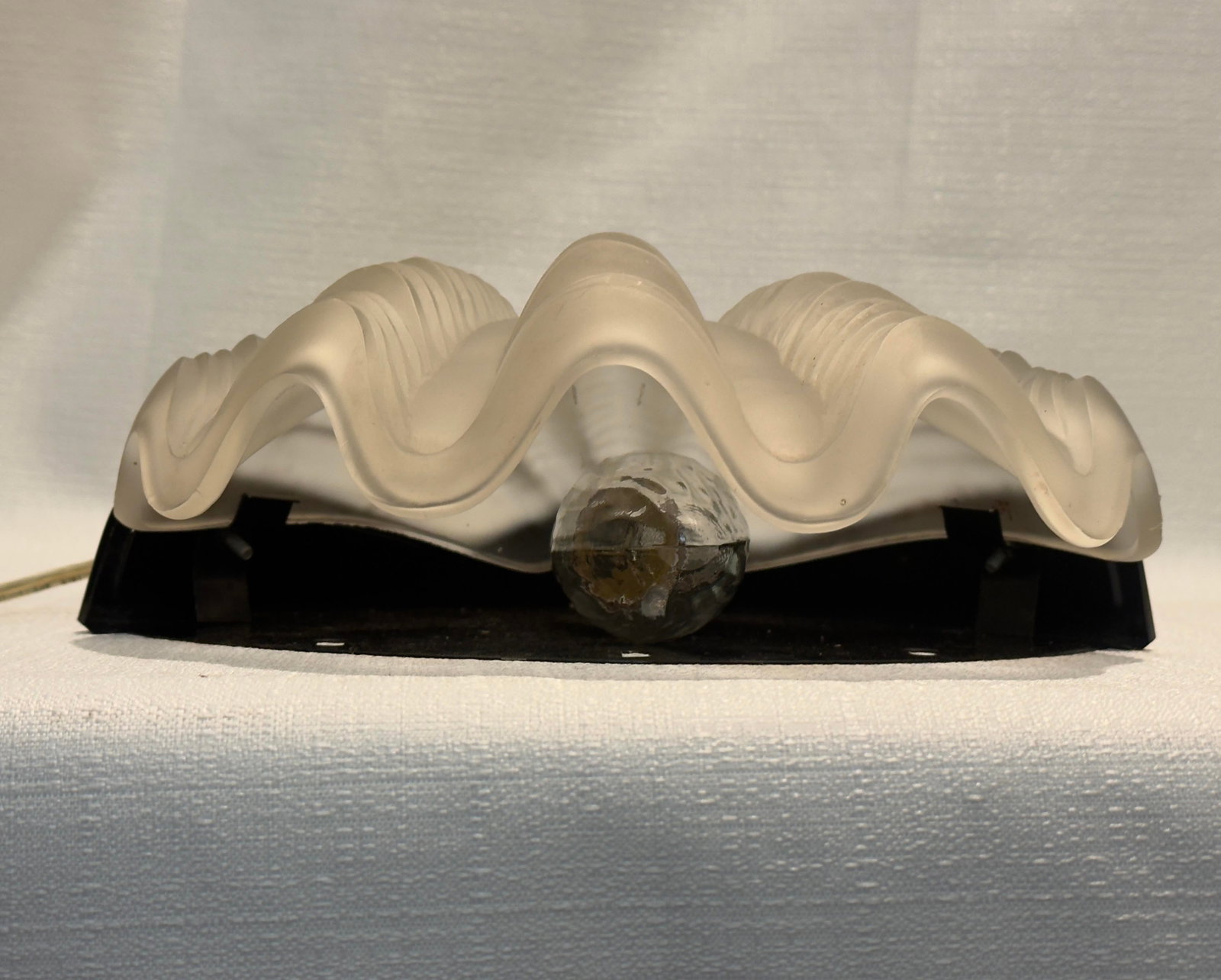 1980s Palm Beach Regency Rene Lalique Art Deco Style Frosted Glass Clamshell Sconce - - 5