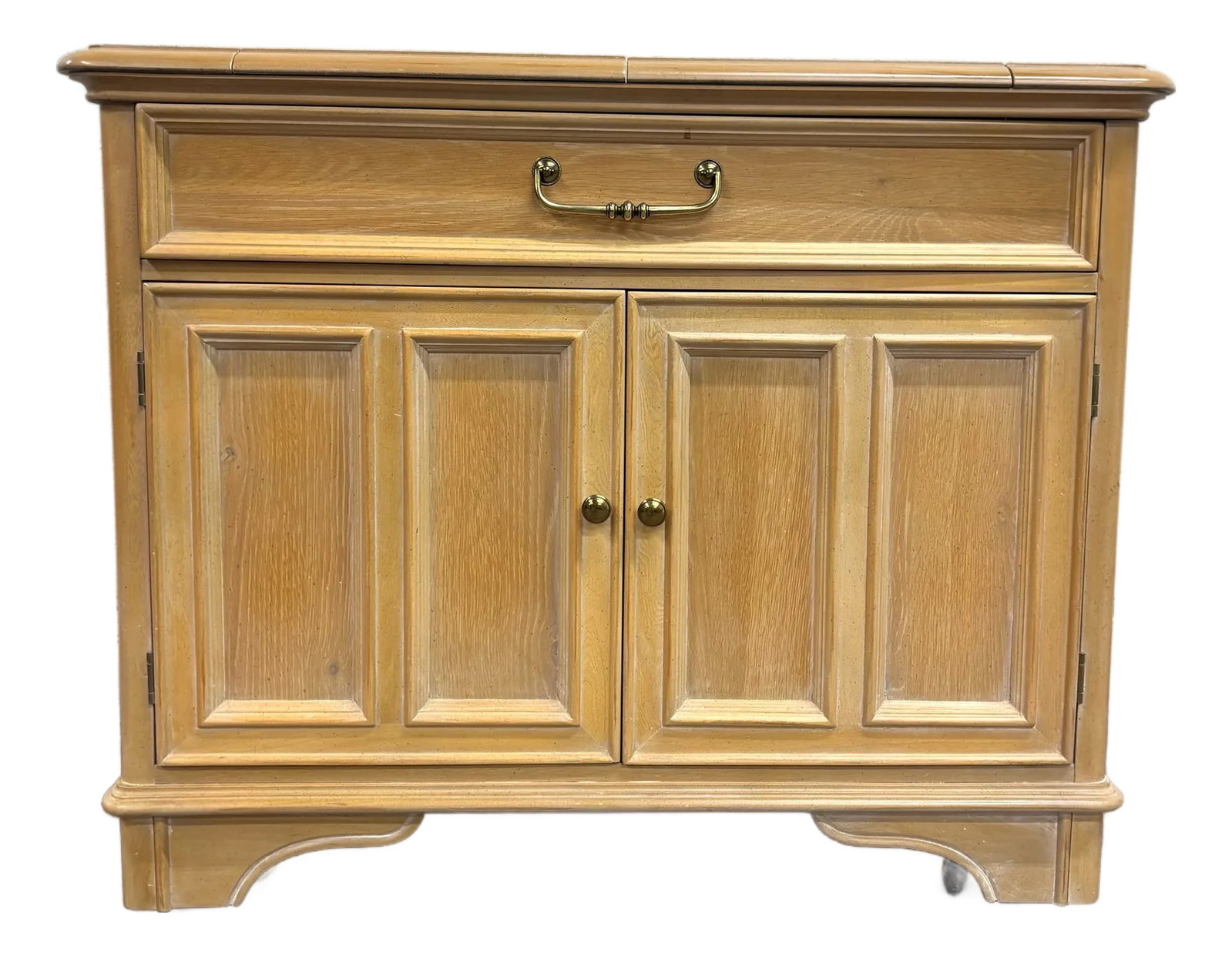 Vintage Bernhardt Furniture Flip Top Server Sideboard: This is a beautiful vintage Bernhardt Furniture flip top server or sideboard in a classic traditional or French Country style with a warm light-oak finish. This piece is well-made, with solid construc