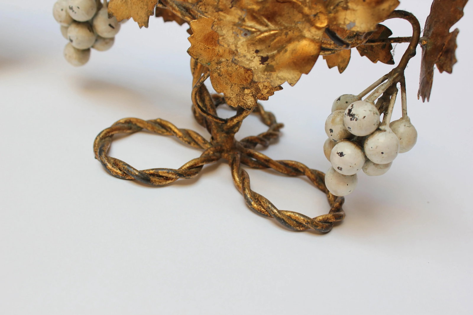 Pair of Vintage Italian Gilt Tole Florentine Grapeleaf Candleabra - 8