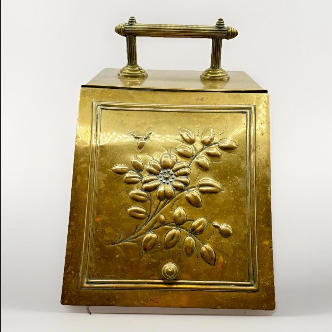 Antique Late Victorian English Brass Coal Scuttle With Embossed Floral & Bee Motif - 2