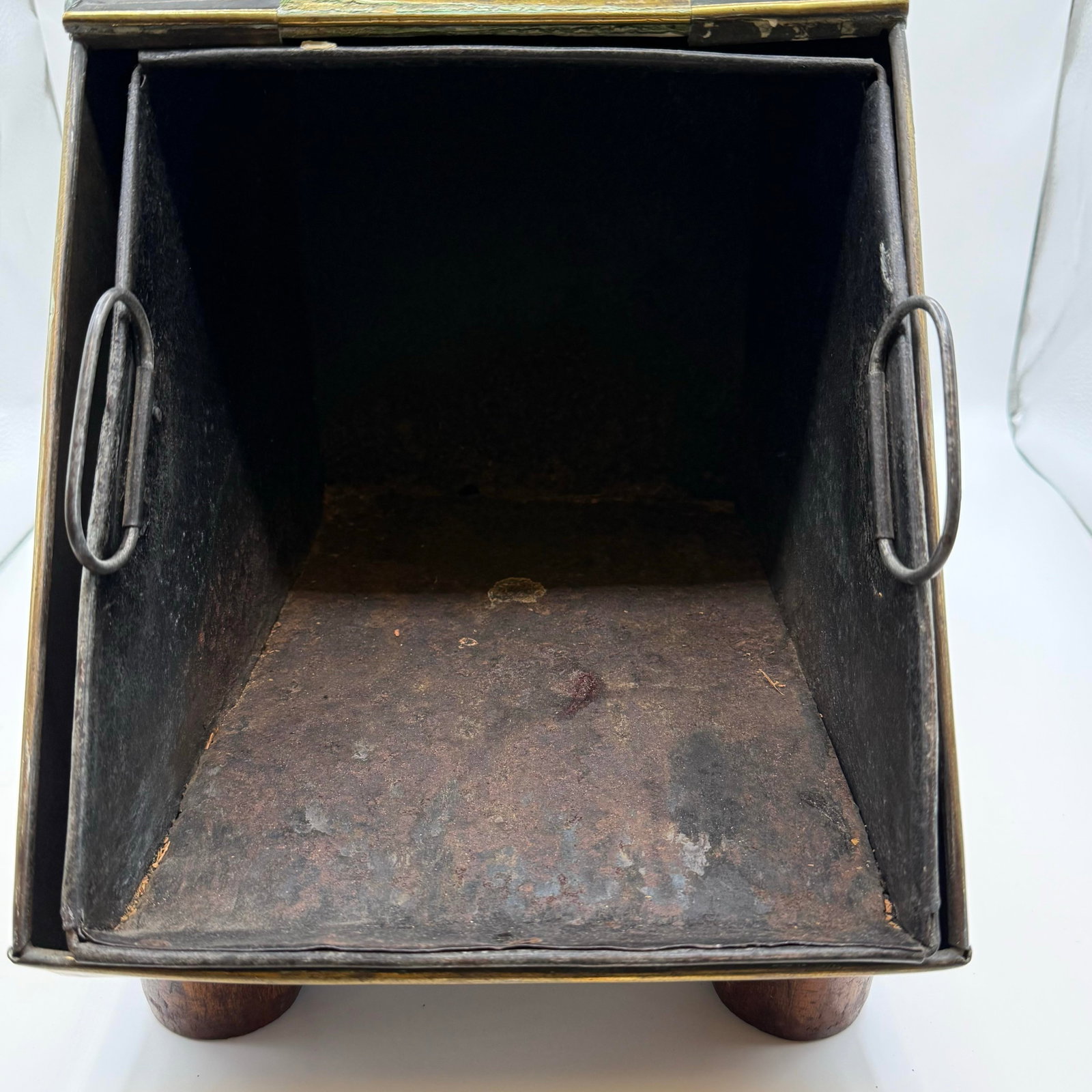 Antique Late Victorian English Brass Coal Scuttle With Embossed Floral & Bee Motif - 4