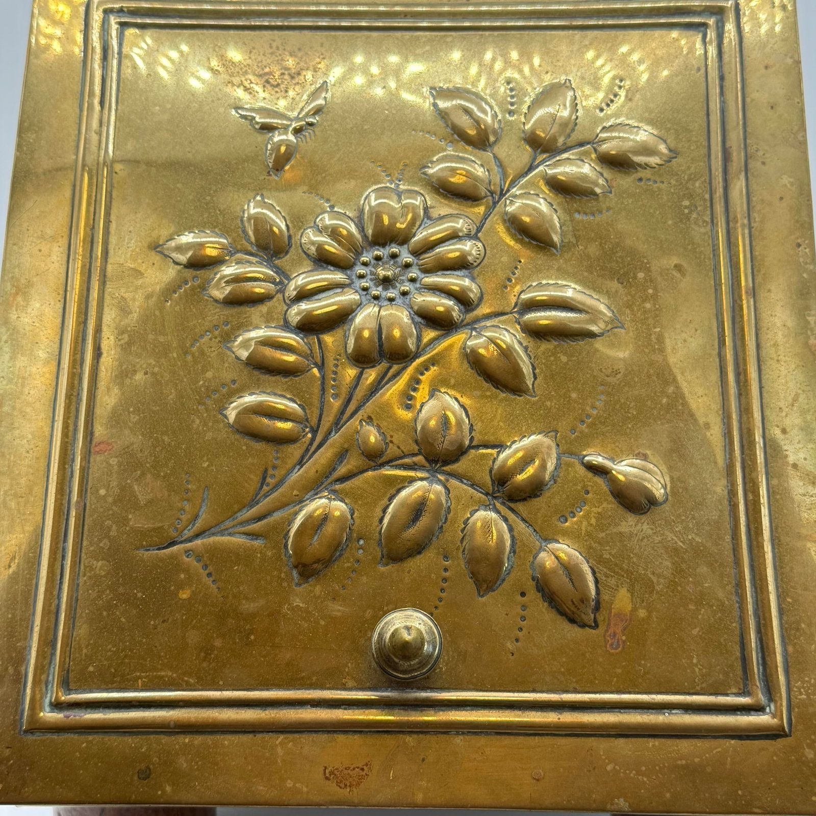 Antique Late Victorian English Brass Coal Scuttle With Embossed Floral & Bee Motif - 5