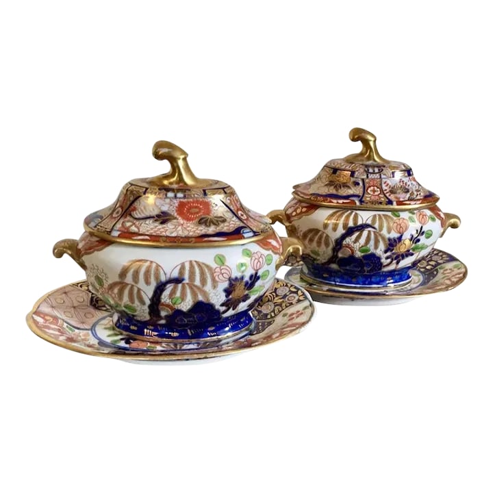 1805 English Coalport Imari Porcelain Tureens - A Pair: Pair antique early 19th century English Coalport imari porcelain sauce tureens, covers and platters in the rock and tree pattern. The covers are decorated in an associated Coalport imari pattern and w