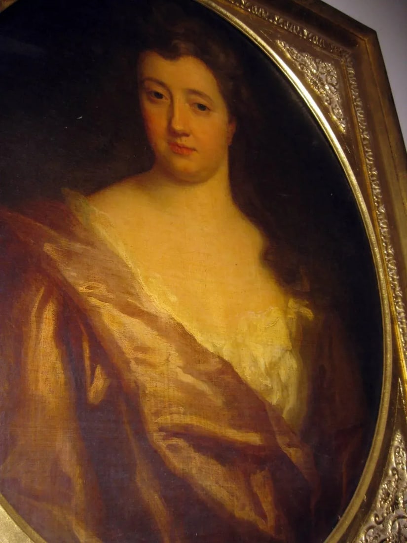 18th century Portrait of Lady Oil on Canvas in Giltwood Frame - 3
