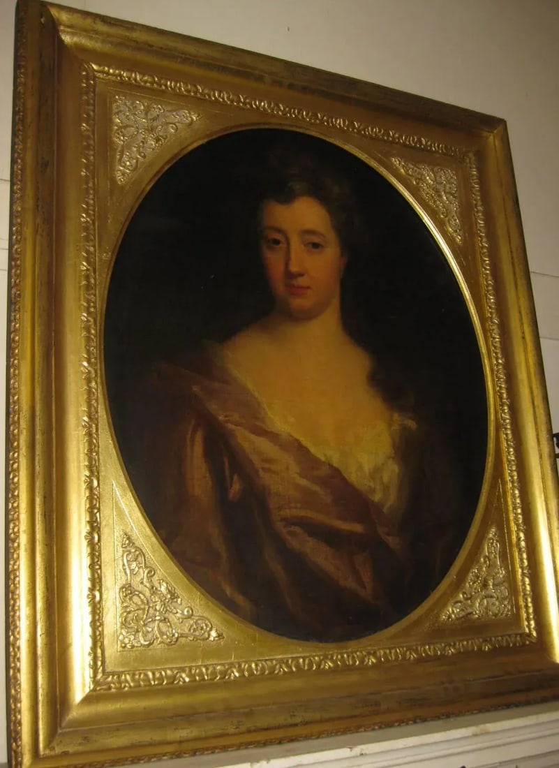 18th century Portrait of Lady Oil on Canvas in Giltwood Frame - 6