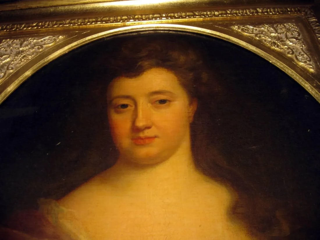 18th century Portrait of Lady Oil on Canvas in Giltwood Frame - 7