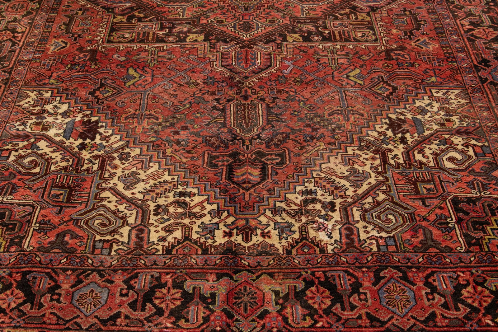 1960s Vintage Red Heriz Handmade Wool Rug With Medallion Motif - 2