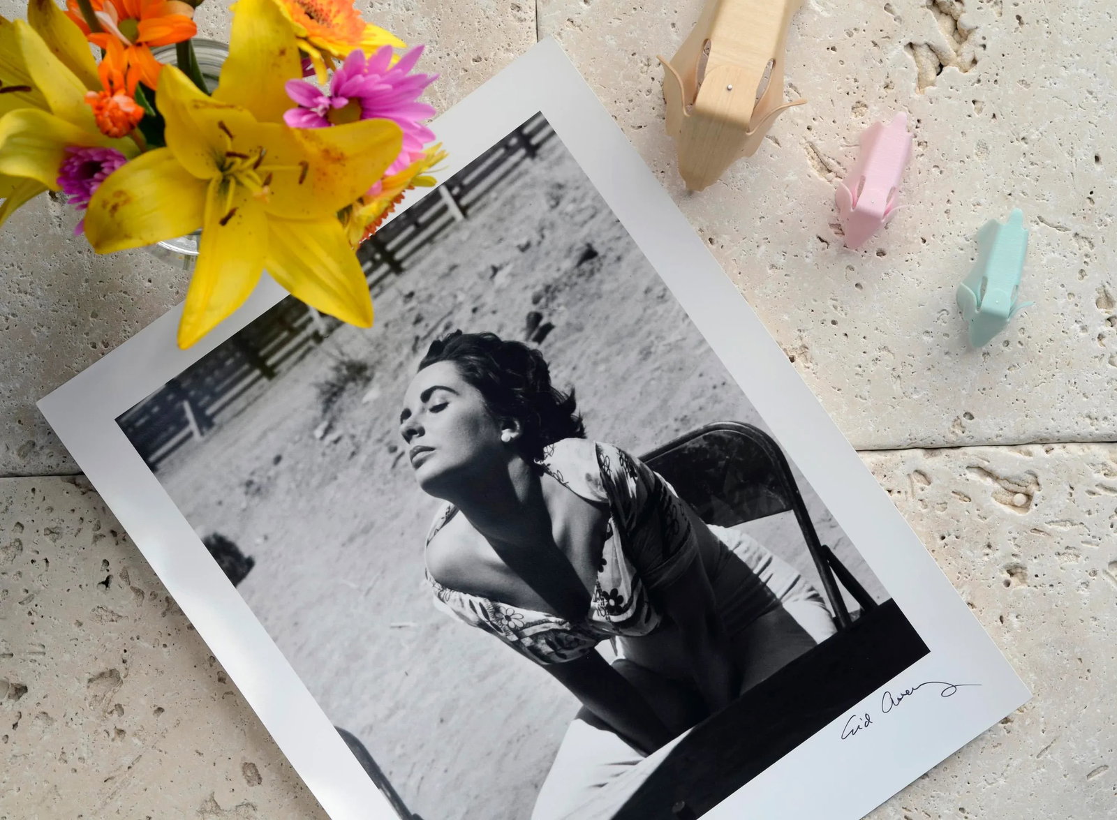Elizabeth Taylor on the Set of "Giant" 1955 (Photo by Sid Avery) - 3
