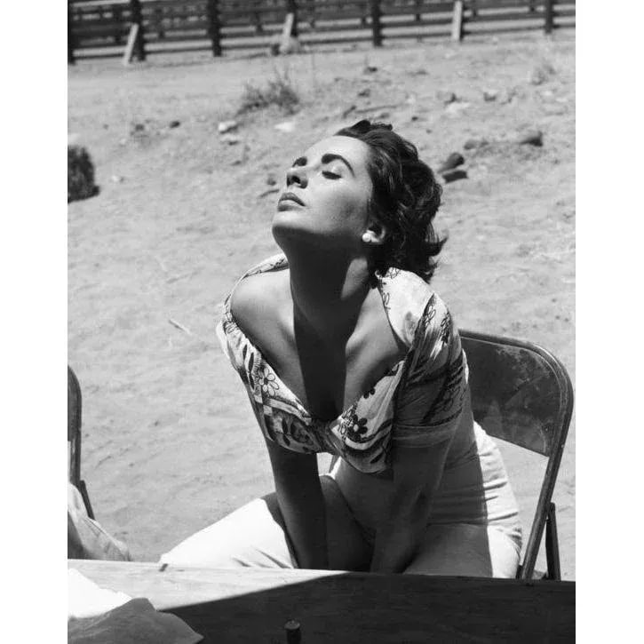 Elizabeth Taylor on the Set of "Giant" 1955 (Photo by Sid Avery) - 5