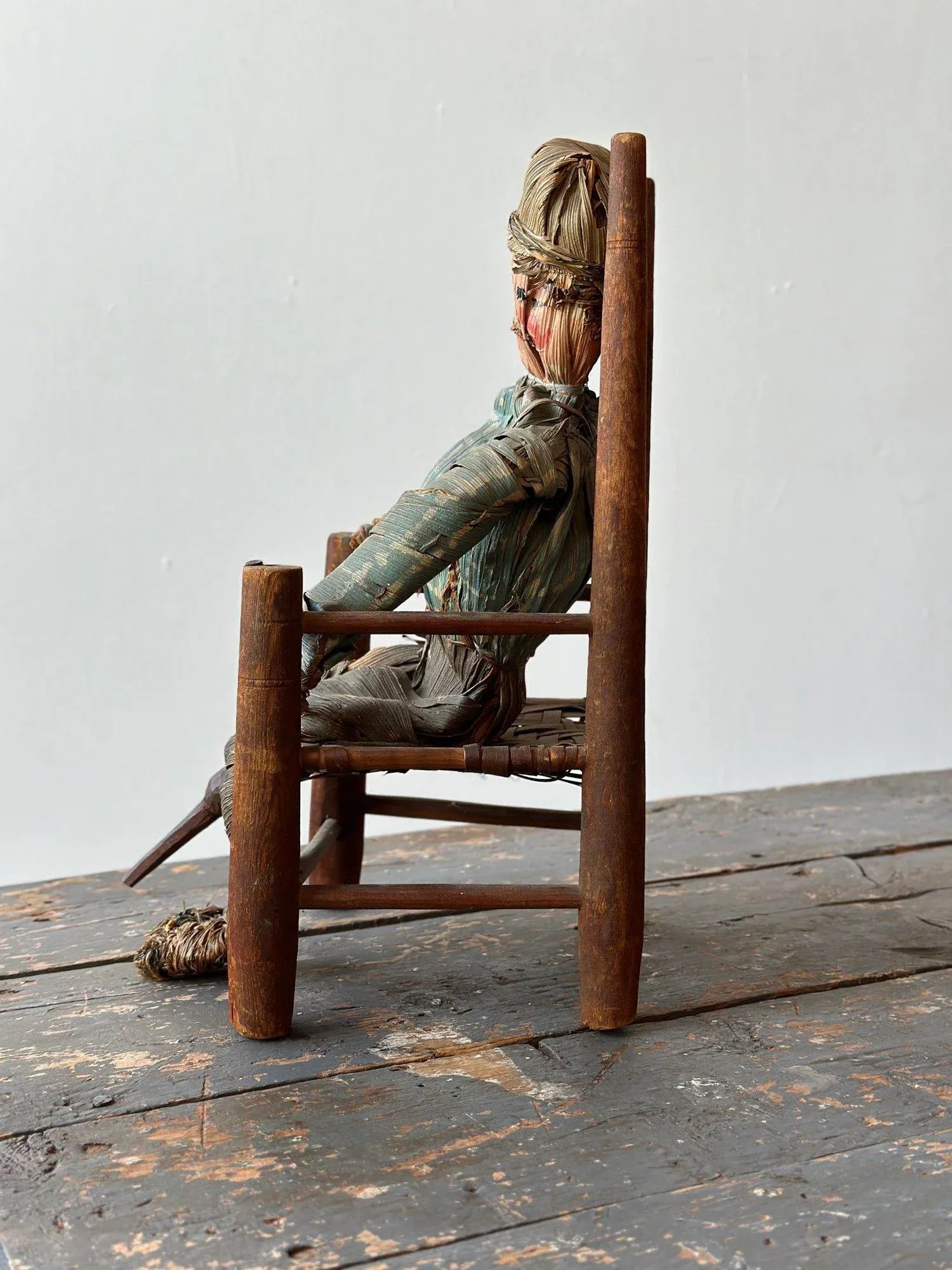 Hand-Painted Corn Husk Seated Man With Carved Wood Peg Leg, Circa 1940s - 10
