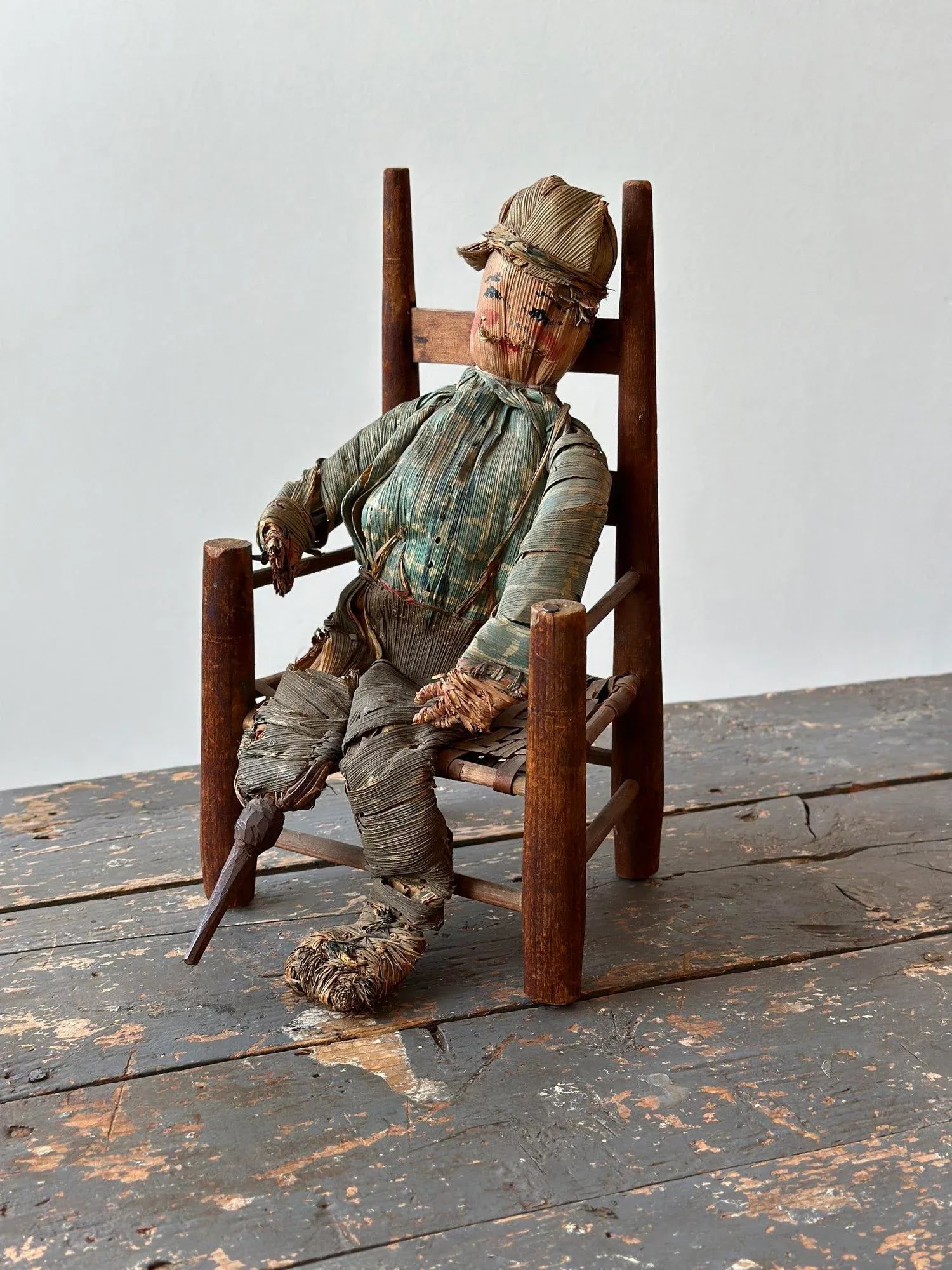 Hand-Painted Corn Husk Seated Man With Carved Wood Peg Leg, Circa 1940s - 3