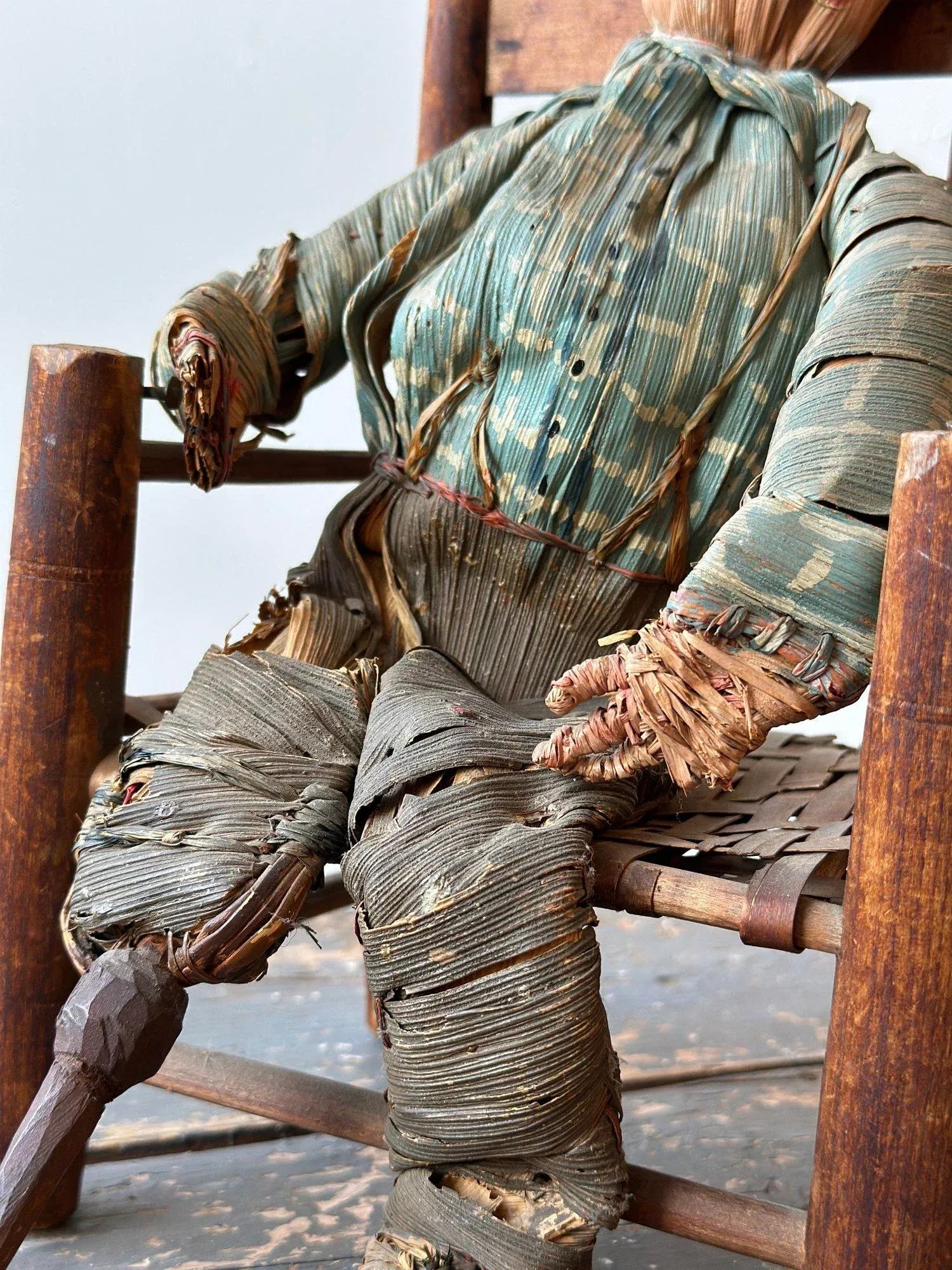 Hand-Painted Corn Husk Seated Man With Carved Wood Peg Leg, Circa 1940s - 5