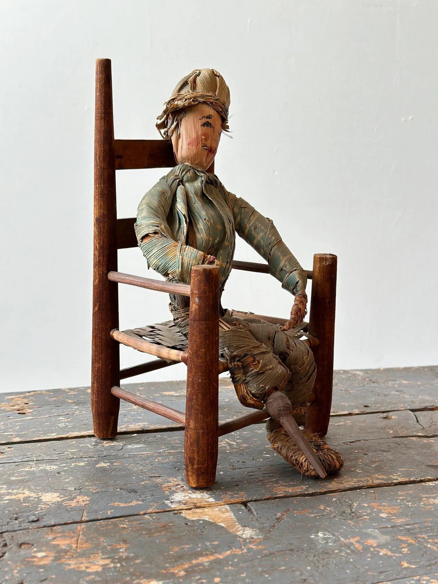 Hand-Painted Corn Husk Seated Man With Carved Wood Peg Leg, Circa 1940s - 9