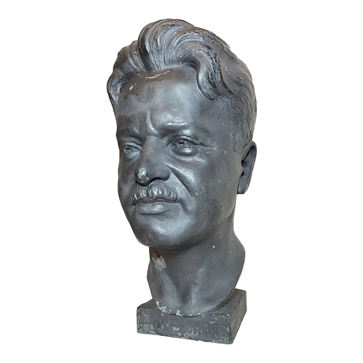 Large 1925 Antique Nj Medical Doctor Jacob Polevski Bronze Statue Bust Sculpture: This exquisite bust statue is a true antique gem! Created in 1925 for renowned NJ Medical DR Jacob Polevski, this large bronze piece depict his bust in remarkable realism. Dr. Polevski was a