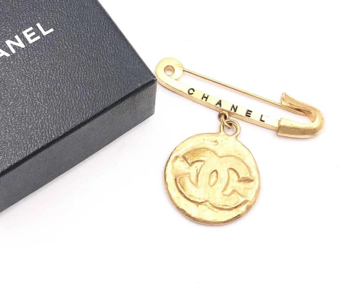 Chanel Vintage Gold Plated Medallion Coin Safety Pin Brooch - 2