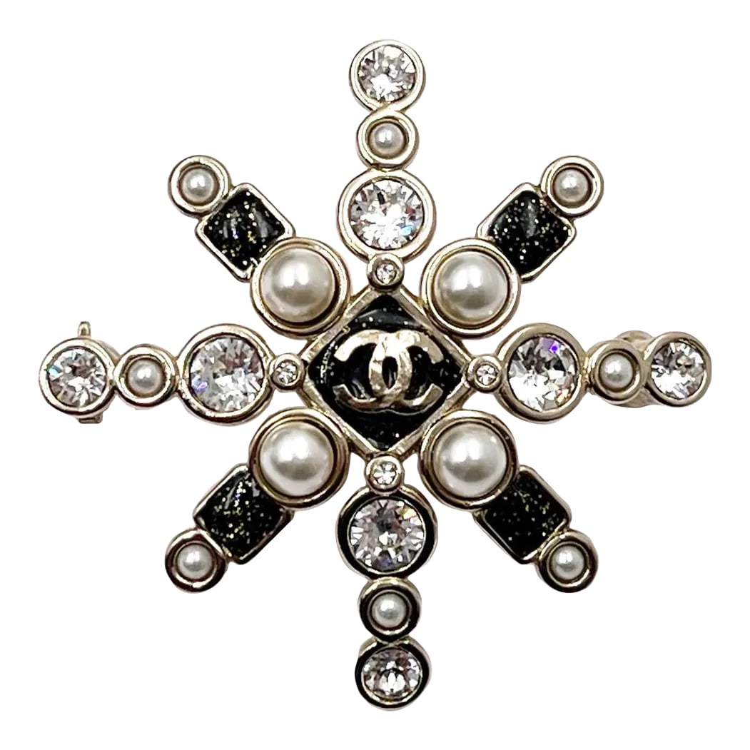 Chanel Gold CC Star Black Bead Pearl Crystal Small Brooch: *Marked 19 *Made in Italy *Comes with the original pouch and original box - It is approximately 1.5'' x 1.5''. -Very classic and pretty -In a pristine condition 3129-45542 Please see the measurements