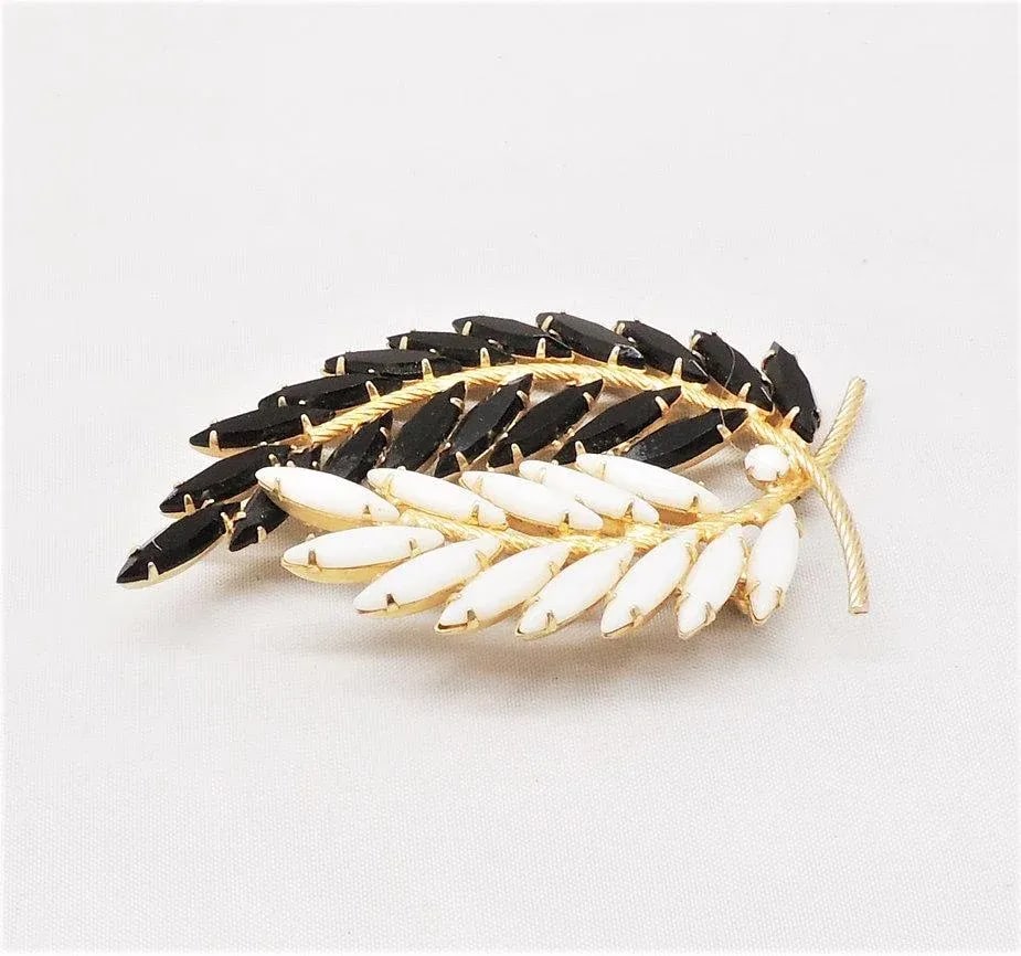 Vintage 1960s Signed Napier Marquise Rhinestone Leaves Brooch - 4