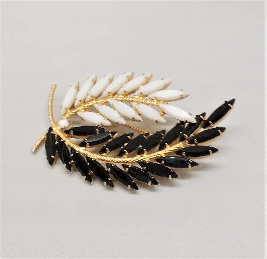 Vintage 1960s Signed Napier Marquise Rhinestone Leaves Brooch - 5