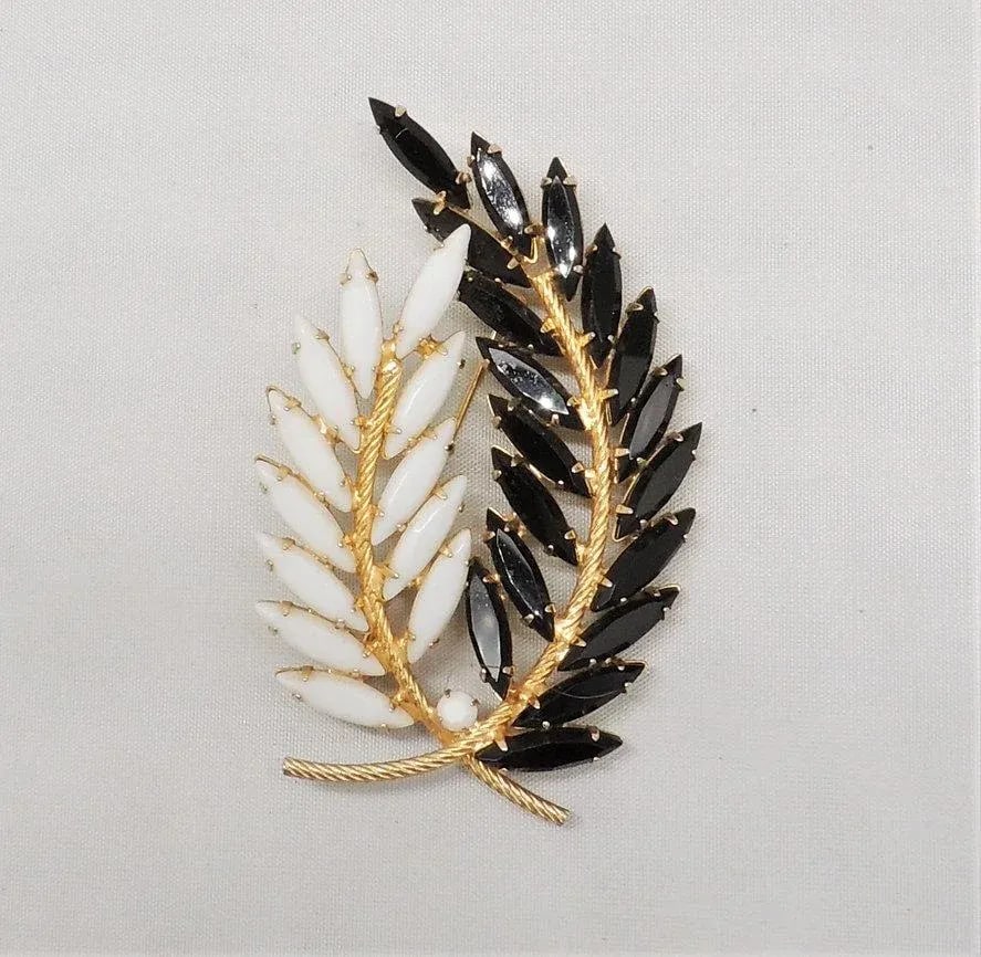 Vintage 1960s Signed Napier Marquise Rhinestone Leaves Brooch - 6