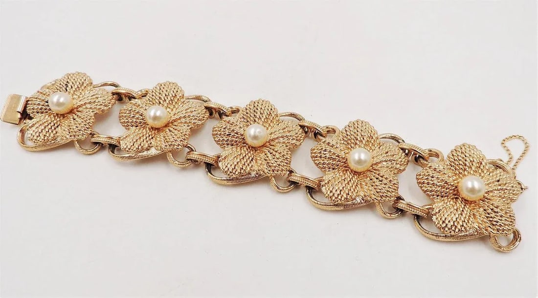 Vintage 1950s Signed Napier Goldtone Faux-Pearl Flower Link Bracelet - 4
