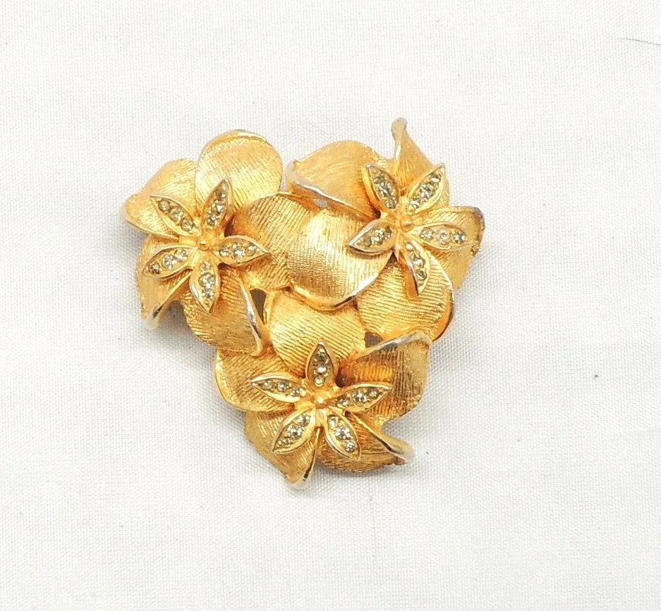 Vintage 1960s DeNicola 3 Flowers Rhinestone Brooch - 9