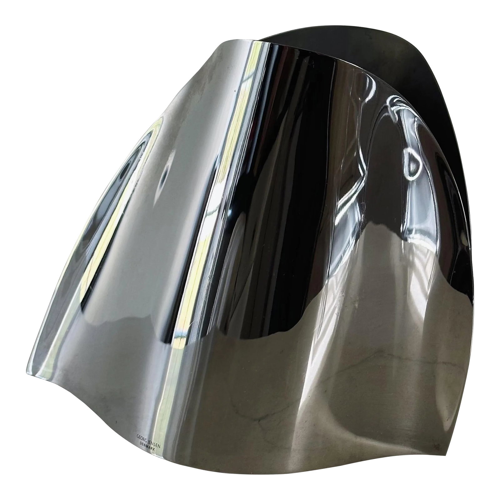 Vintage Ice Bucket in Stainless Steel by Georg Jensen: Vintage Ice Bucket in Stainless Steel by Georg Jensen Measures approx: 9H x 11L x 6D Please visit my other listings for more curated treasures. Condition: Alterations: Original Condition Unaltered