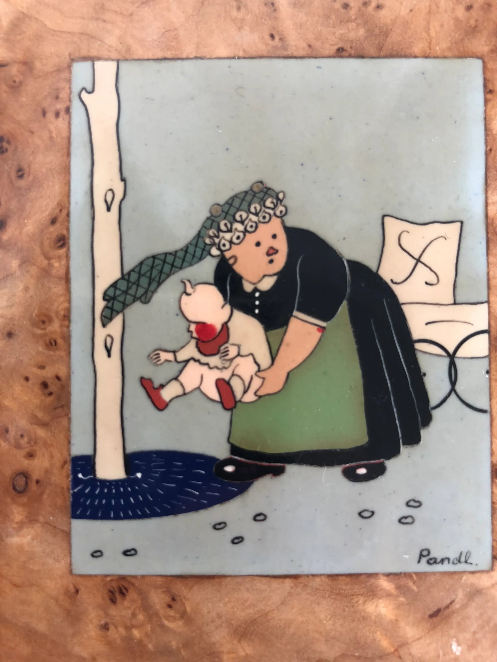 Art Deco French Cigarette Box With a Nanny Holding a Crying Baby Motif - 3