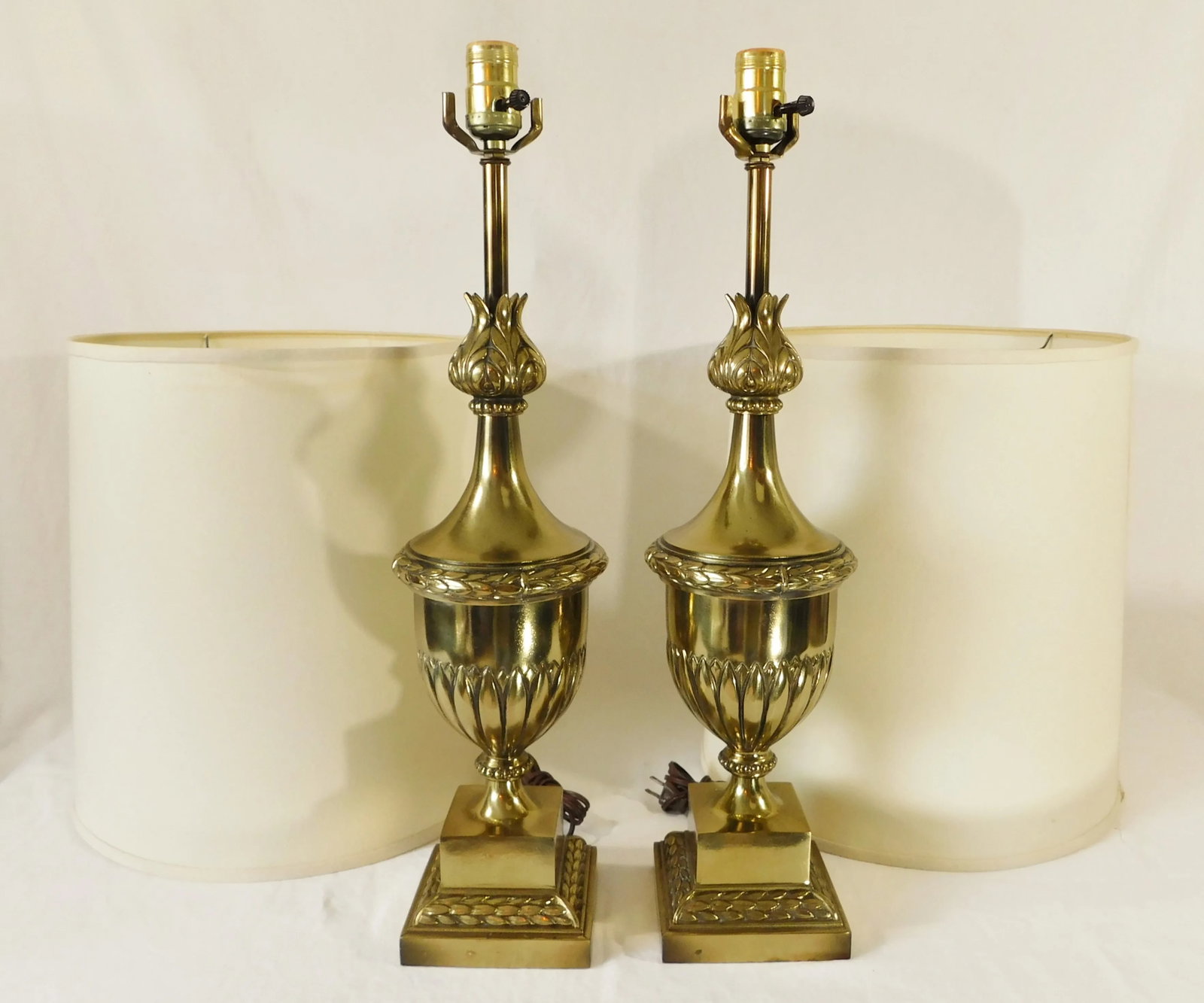 Elegant Pair Vintage Mid Century Gold Metal Table Lamps W/ Matching Shades - 4